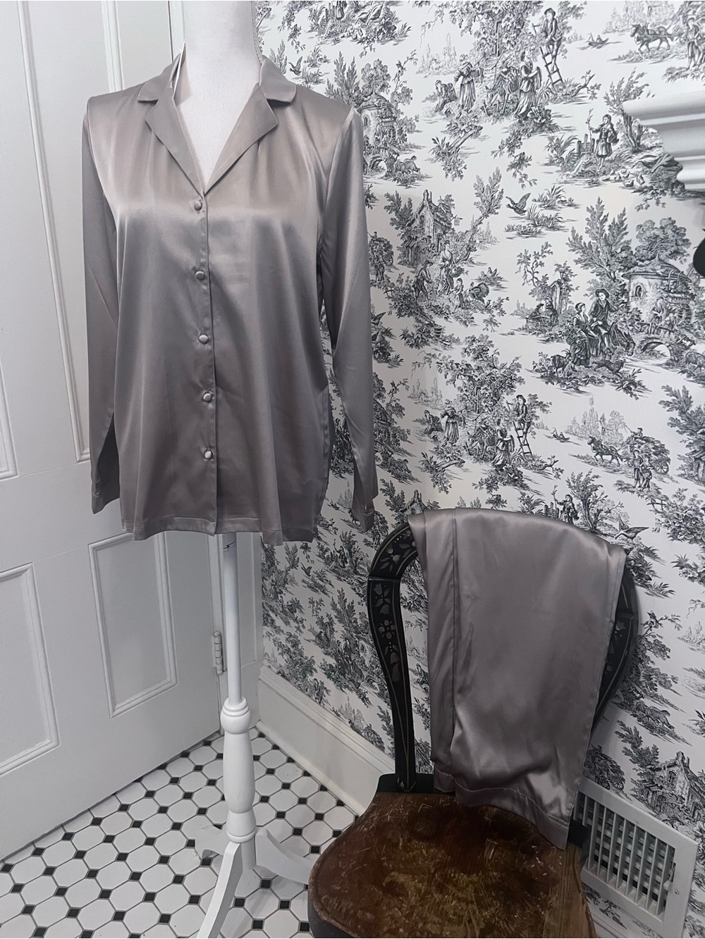 Dore & Rose NWT women’s 100% silk Taupe  Pajama Set Size XS NEW IN BOX